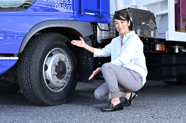 M646を装着したセイノースーパーエクスプレスの特装ダンプトラックとモータージャーナリスト藤島 知子氏