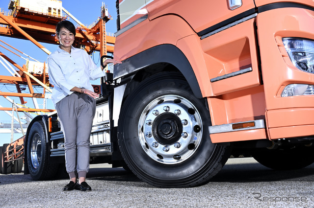 トーヨータイヤ M646を装着した菱倉運輸のトレーラーヘッドとモータージャーナリスト藤島知子氏