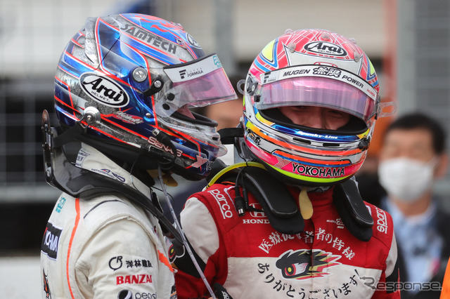 SUPER FORMULA第6戦で優勝した#15 大津弘樹(Red Bull MUGEN Team Goh)(右)
