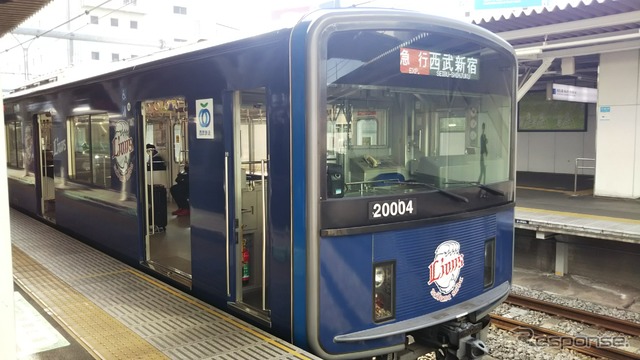最終登板日に西武球場前駅に留置される20000系の三代目「L-train」。