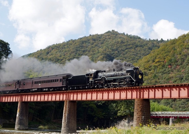 『SL「やまぐち」号』を牽引するD51 200