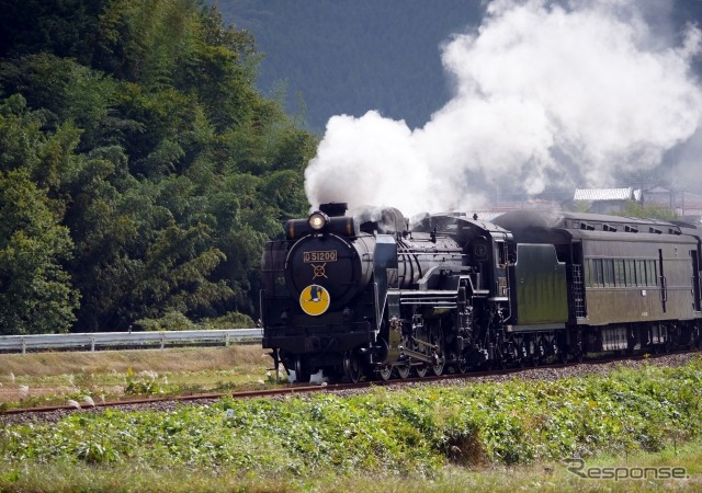 『SL「やまぐち」号』を牽引するD51 200