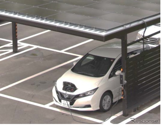 ソーラーカーポートに設置した充電器から充電を行う公用車EV