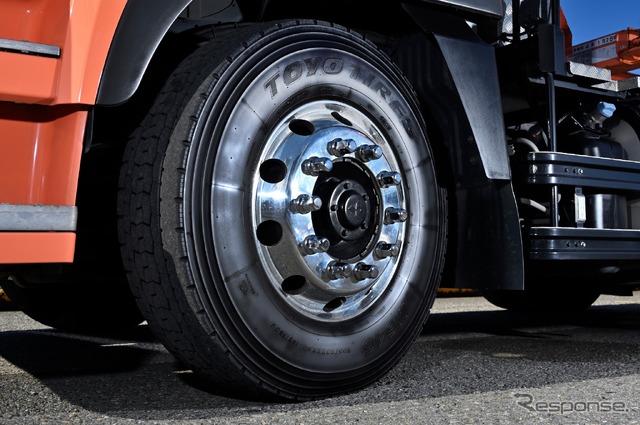 トーヨータイヤ M646の剛性の高さは、牽引車両で重要となる切り返しもサポートする