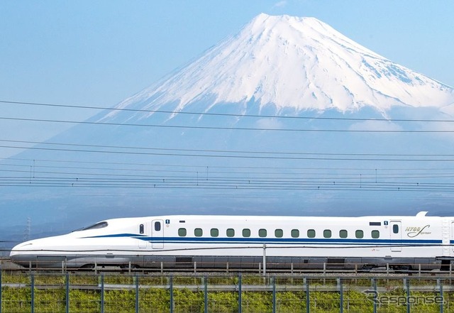 省エネや非常時対策が施され「高速鉄道車両の世界標準とも言えるプラットフォームを提供している」としてグッドデザイン賞を受賞したJR東海のN700S。