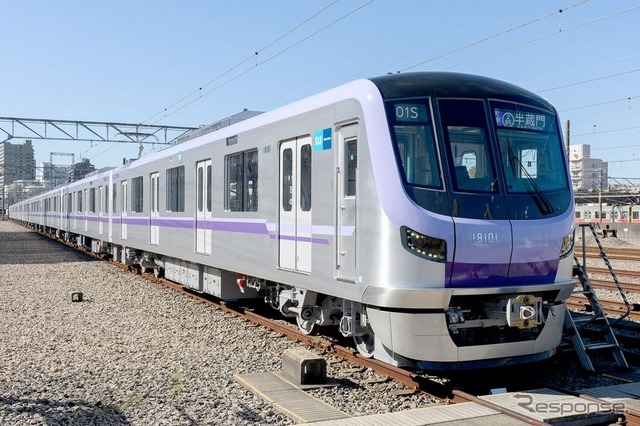 グッドデザイン賞を受賞した東京メトロ半蔵門線用の18000系。アルミ車体にパープルのラインカラーを入れたスタイルがデザイン的に秀逸で、「新しい東京を支える、美しさと機能性、また利用者への細やかな配慮を併せ持った」点が評価された。
