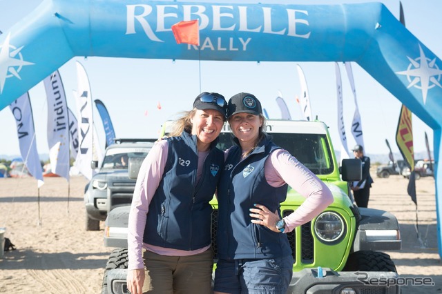 女性だけで競う「Rebelle Rally」を制したニーナ・バーロウとテラリン・ピーターライトの両選手とジープ・ラングラー 4xe