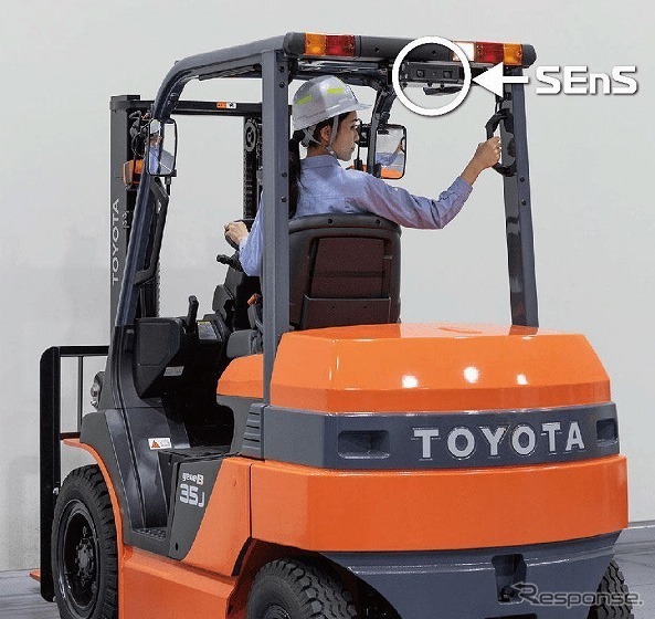 豊田自動織機:後方作業者検知運転支援システム「SEnS」