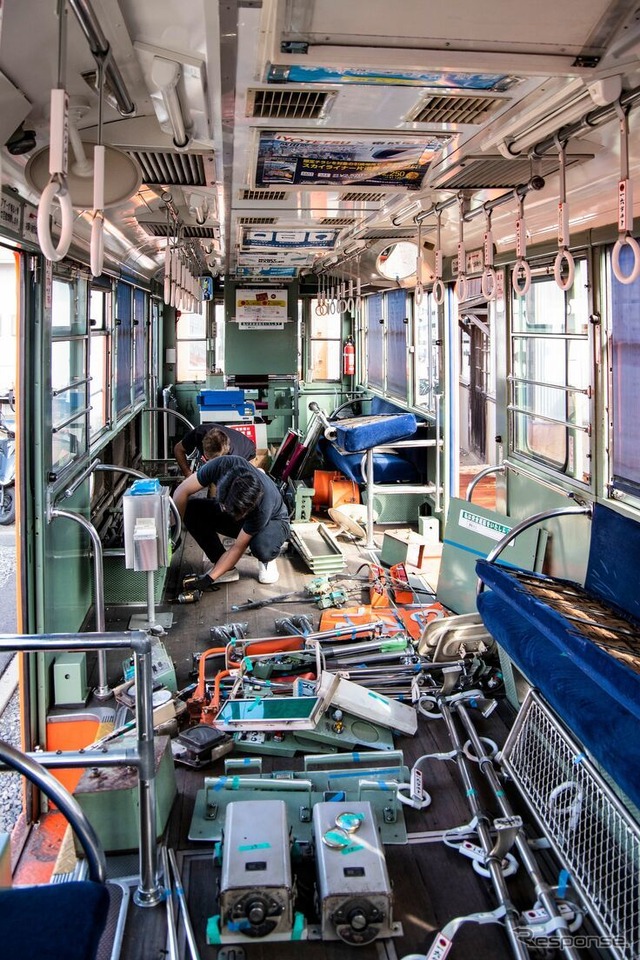 車内での部品取外し作業。