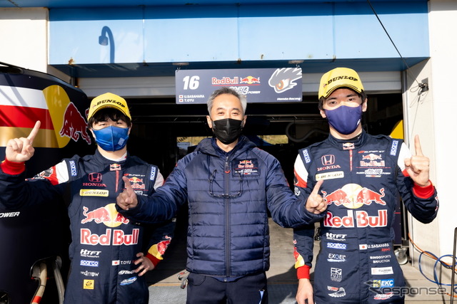 GT500クラスでポールポジションを獲得した#16 Red Bull MOTUL MUGEN NSX-GTの大湯都史樹(左)、田中洋克監督(中央)、笹原右京(左)