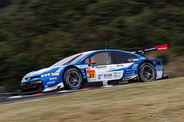 GT300クラス優勝の#31 TOYOTA GR SPORT PRIUS PHV apr GT(嵯峨宏紀/中山友貴)