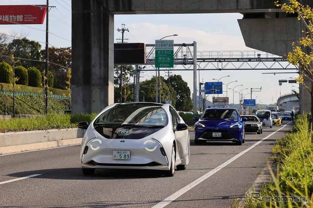 先導者のトヨタLQとトヨタMIRAI、奥には一般参加先頭のEVデロリアンも見える