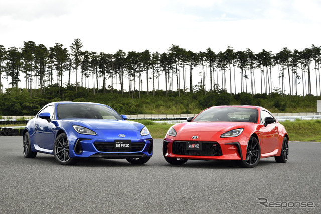 選考対象:トヨタ GR86(向かって右)&スバル BRZ