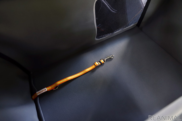 「ペットシートサークル」も「ペット車外飛び出し防止リード」と組み合わせて使うことができる