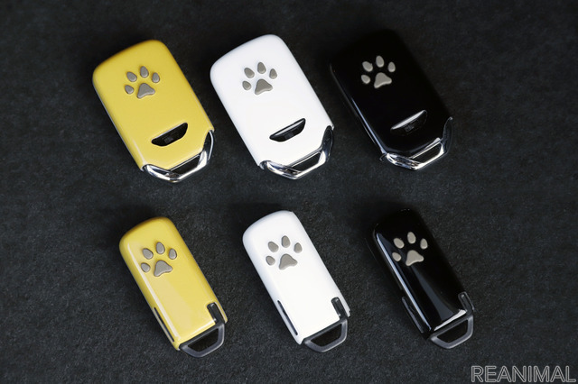ペットキーカバー(肉球)、左から しば/しろ/くろ、上・普通車用、下・軽自動車用(各4400円)