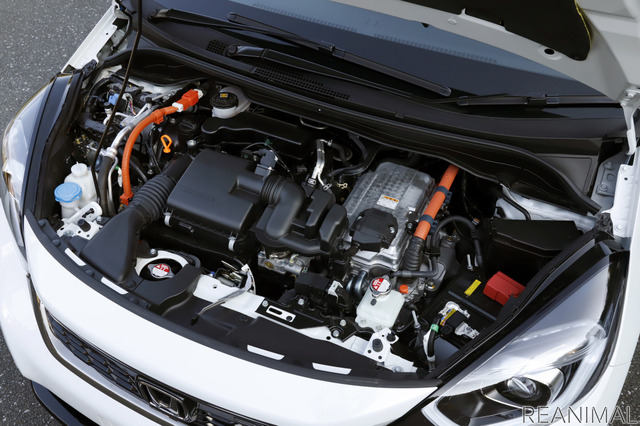 Honda フィット e: HEV Modulo Xのエンジンは発電機としての仕事も行う。バッテリー残量が減ると充電を行うため、電気自動車で心配な「電欠」がないのも安心だ。また、上り坂や追い越しなど加速が求められる場合には、発電した電力だけでなく、バッテリーの電力も合わせてモーターを駆動させる。そうすることでパワフルな加速を味わえる