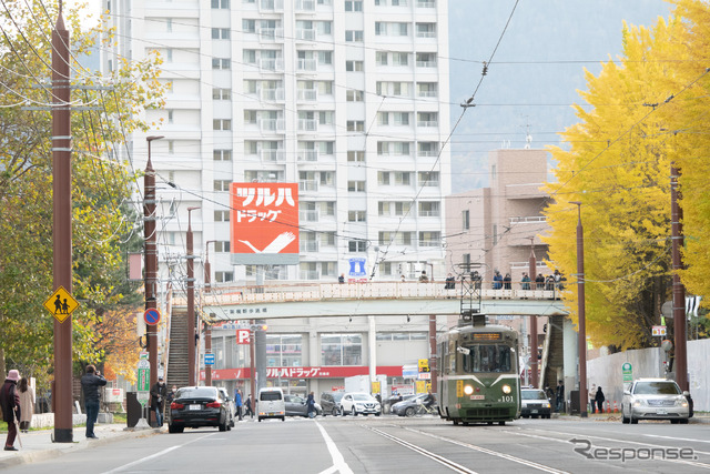 すっかり色づいた札幌市内。歩道橋にはM101号を待ち構えている人々が多数。西線6条~西15丁目。