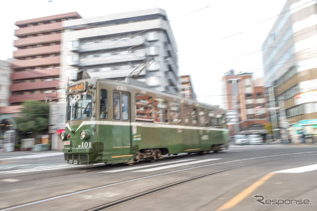 応急修理の跡(右下)が痛々しくも見えるM101号。西15丁目~中央区役所前。2021年10月31日。
