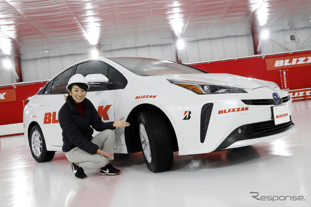 ブリヂストン BLIZZAK VRX3を装着したトヨタ プリウスと藤島知子