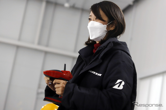 ラジコンでも新発泡ゴムのグリップ力を実感できるとして驚く藤島知子