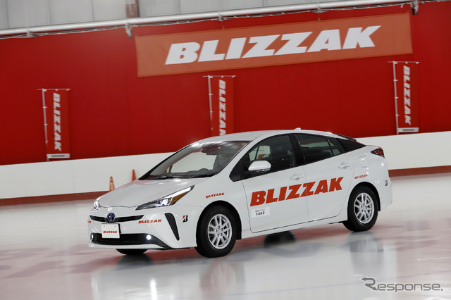 ブリヂストン BLIZZAK VRX3を装着したトヨタ プリウス