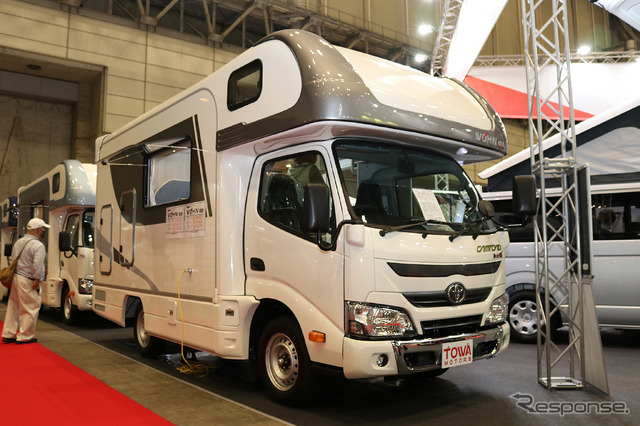 ヴォーンEXCLUSIVE Li。運転席の上がバンクベッド(ジャパンキャンピングカーショー2021)。