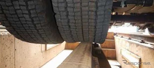 後輪の道路用ゴムタイヤは、鉄道モードではこのようにレール面と接触するため、摩耗に対する注意が必要だとされている。