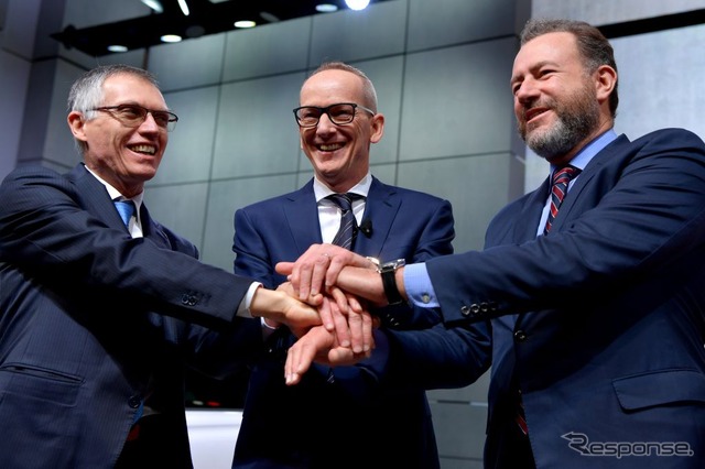 ジュネーブモーターショー2017にて。PSAのタヴァレスCEO、OpelのノイマンCEO、GMのアマン社長(いずれも当時)