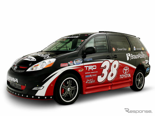 【SEMA08】NASCAR仕様の福祉ミニバン　トヨタ