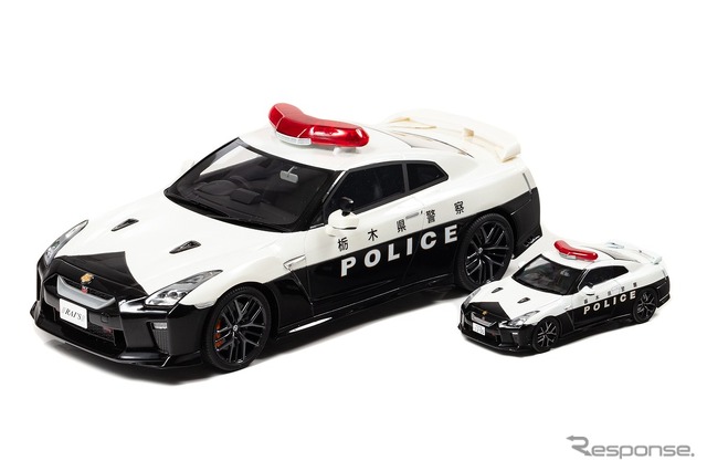 日産 GT-R（R35）2018 栃木県警察高速道路交通警察隊車両、左が1/18スケール、右は1/43スケール