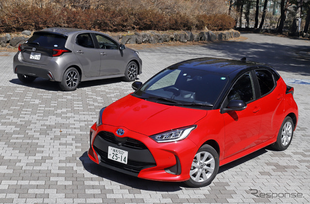 トヨタ ヤリス ハイブリッド G(手前)とガソリン車のZ(奥)