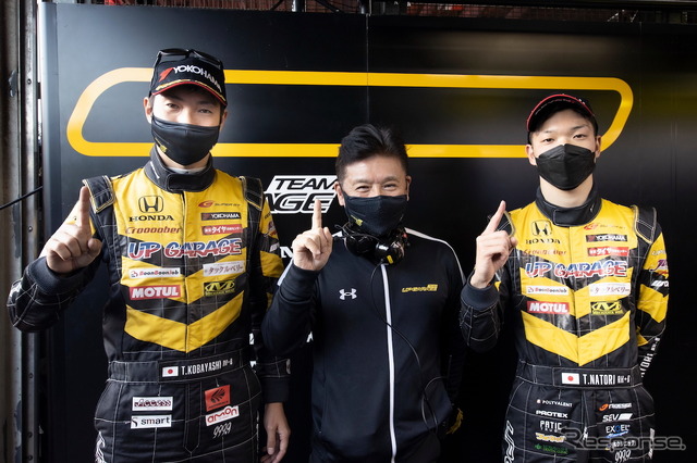 GT300クラスでポールポジションを獲得した#18 UPGARAGE NSX GT3の小林崇志(左)と名取鉄平(右)