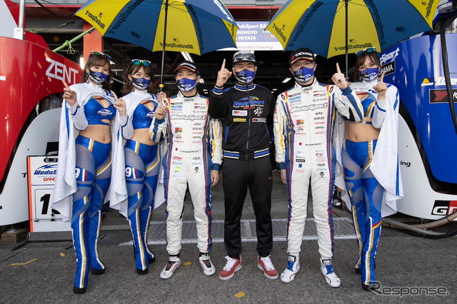 GT500クラスでポールポジションを獲得した#19 WedsSport ADVAN GR Supra国本雄資(中央左)と宮田莉朋(中央右)