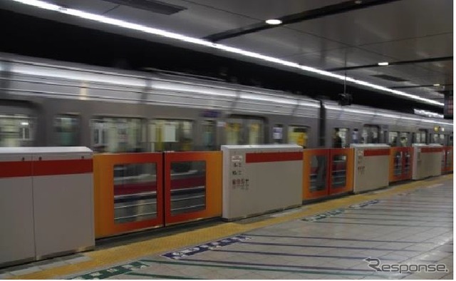 京王線新宿駅のホームドア。停車位置がずれた場合でも開けることを基本とするが、転落防止などを考慮しながら、適切な取り扱いをすることが指示されている。