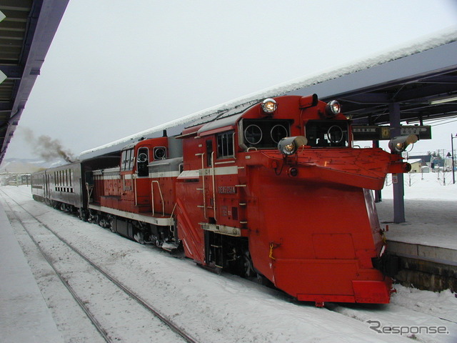 ラッセルヘッド付きのDE15形が冬季の臨時列車としてノロッコ号を牽引したこともあった。1999年12月23日。富良野線富良野駅。