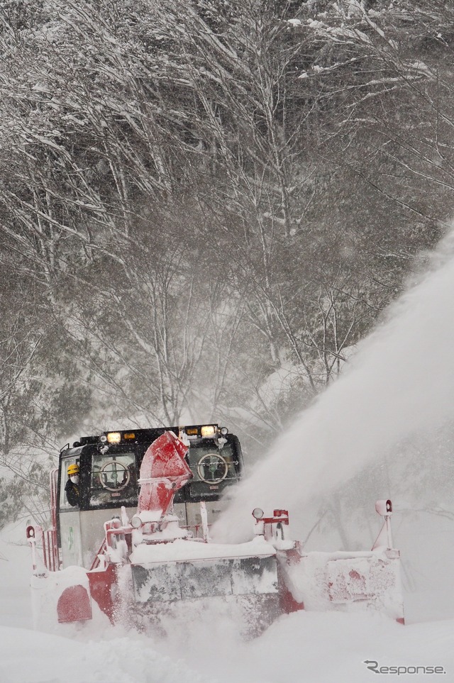 函館本線小沢駅での除雪作業車による除雪作業。函館本線札幌～長万部間には毎冬、定期的にDE15形による除雪列車が運転されているが、駅構内ではこうした小回りが効く作業車が活躍している。2018年1月6日。