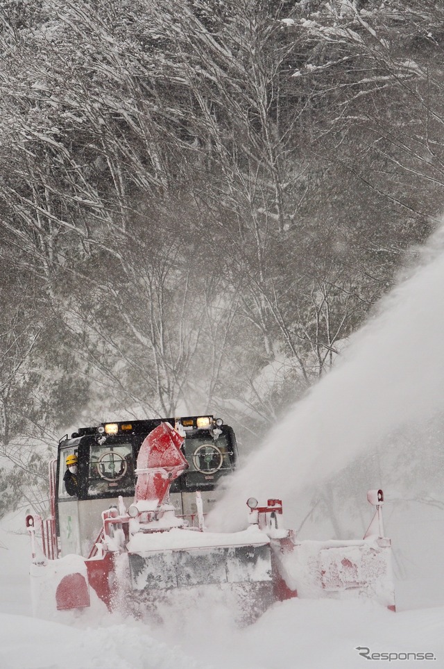 函館本線小沢駅での除雪作業車による除雪作業。函館本線札幌~長万部間には毎冬、定期的にDE15形による除雪列車が運転されているが、駅構内ではこうした小回りが効く作業車が活躍している。2018年1月6日。