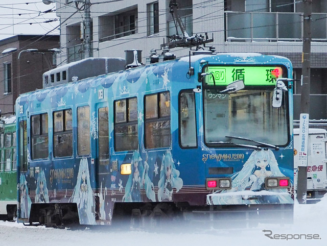 2018~2019年に運行された「雪ミク電車」。幌南小学校前停留場付近。2019年1月25日。