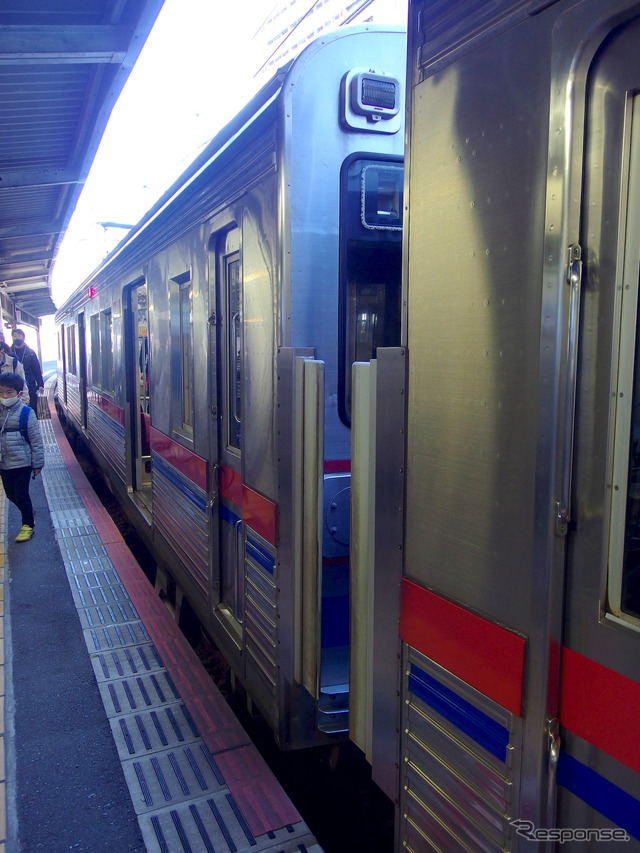 京成電鉄3600形3668編成ターボくん。先頭/後尾車が中間に封じ込められている。