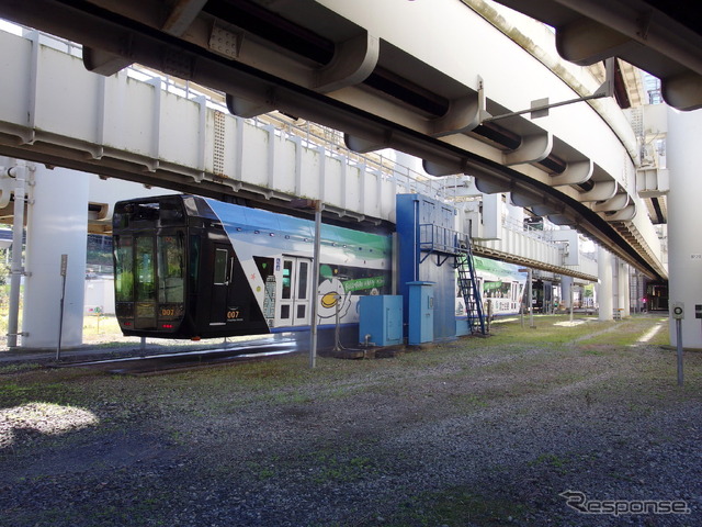 洗車機通過。車体下部(お腹)も洗うのが通常の鉄道車両と異なる。洗車機は1日2回ほど稼働し、1編成は8日に1回ぐらいのタイミングで洗車する。
