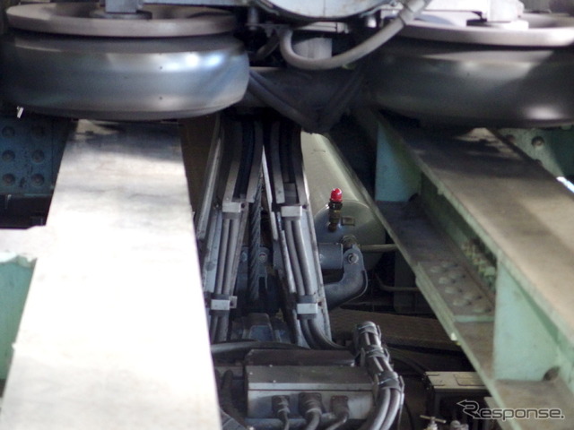 ハの字の部品が懸垂リンク。リンクの間に見えるワイアが、車両最終的につり下げる安全鋼索だ。「落ちないお守り」として購入できる。