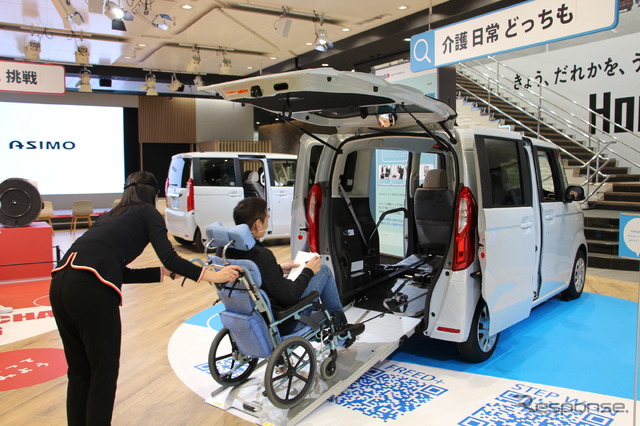 N-BOXの車いす仕様車。介助者は乗り込みを補助するが、電動で車いすを引き上げてくれるので、力を入れて押す必要はない