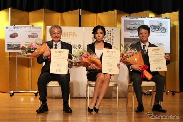 向かって左からカワサキモータース代表取締役社長の伊藤浩氏、日産自動車グローバルエクスターナル広報部主担の新倉道代氏、トヨタ社会貢献推進部部長でトヨタ博物館館長の布垣直昭氏