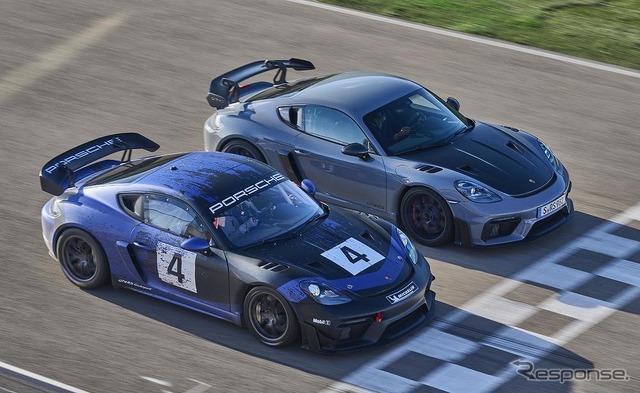 ポルシェ ケイマンGT4 RSクラブスポーツ(左)とケイマンGT4 RS(右)