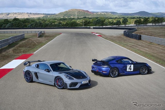 ポルシェ ケイマンGT4 RS(左)とケイマンGT4 RSクラブスポーツ(右)