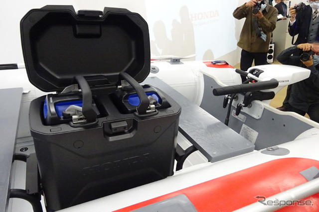 ホンダ　電動船外機のコンセプトモデル　左がモバイルパワーパック