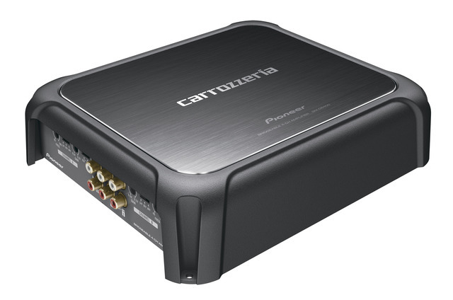 外部パワーアンプの一例(カロッツェリア・GM-D8400)。