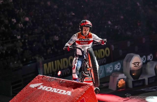 トニー・ボウ選手とMontesa COTA 4RT