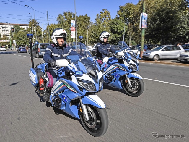 参考:ヤマハFJR1300 ミラノ・ハイウェイ警察仕様