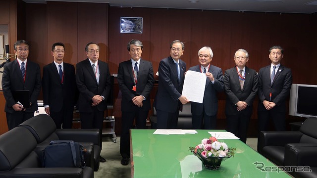 斉藤鉄夫大臣（右から4人目）に要望書を提出する福田弥夫座長